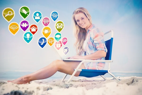 Blondin på stranden med laptop — Stockfoto