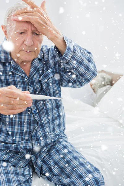 Sammansatt bild av gamla mannen ta hans temperatur — Stockfoto