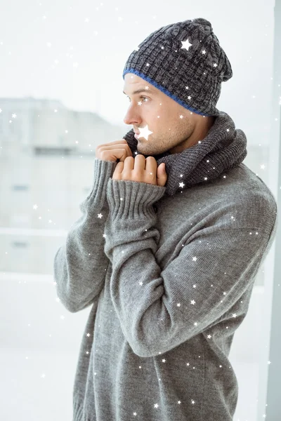 Beau homme en vêtements chauds — Photo