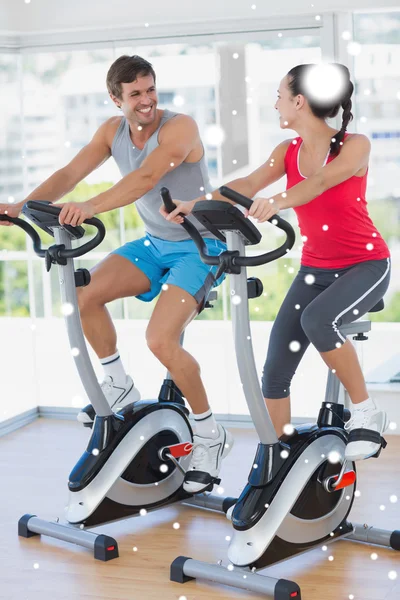 Smiling young couple working out at spinning class — Stock Photo, Image