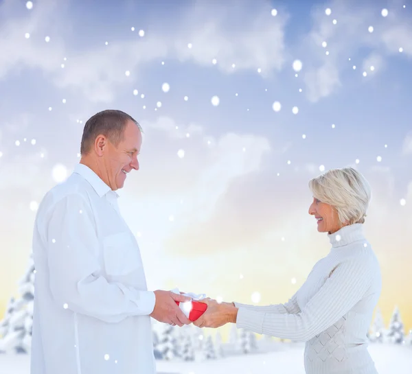 Pareja intercambiando regalos — Foto de Stock