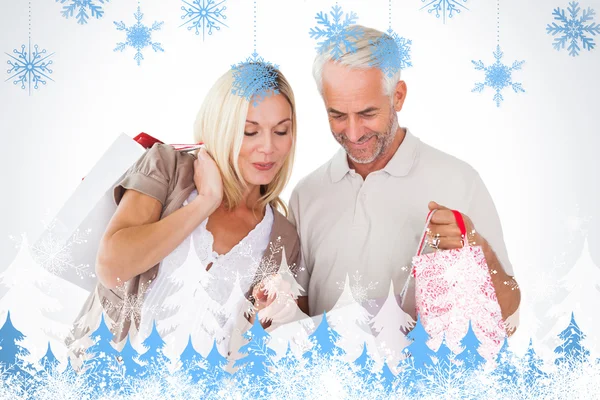 Casal feliz segurando sacos de compras — Fotografia de Stock