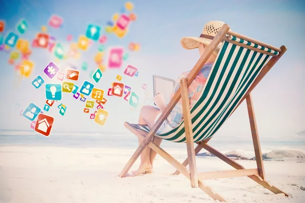 Vrouw op strand met behulp van Tablet PC — Stockfoto