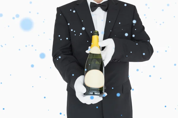 Официант держит бутылку шампанского — стоковое фото