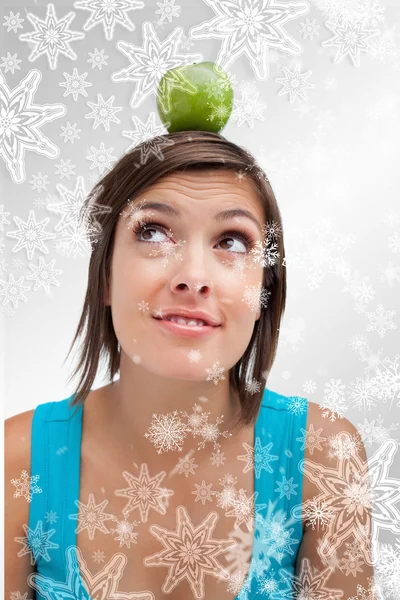 Mujer de pie con una manzana verde —  Fotos de Stock