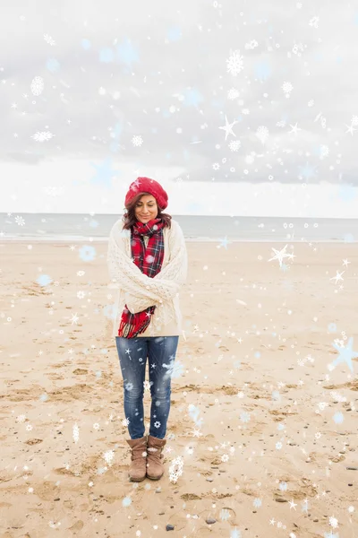 Hübsche Frau in stylischer warmer Kleidung — Stockfoto