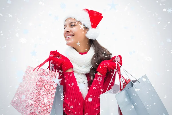 Mujer hermosa festiva sosteniendo bolsas de compras — Foto de Stock