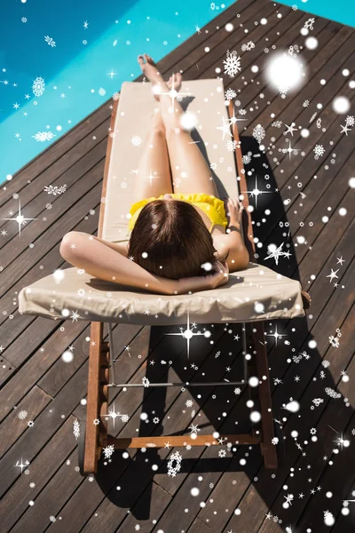 Beautiful woman in bikini relaxing by pool — Stock Photo, Image