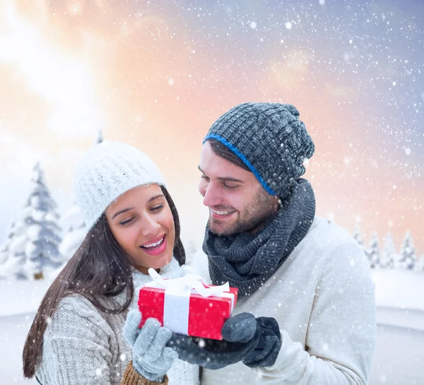 Winter couple holding gift — Stock Photo, Image