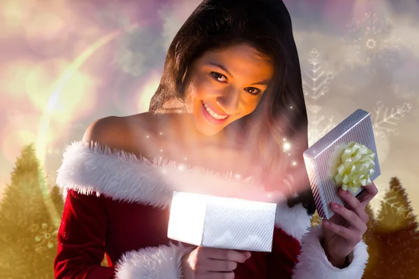 Santa menina presente de abertura — Fotografia de Stock