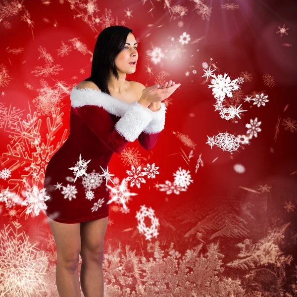 Bella ragazza in Santa vestito soffiando — Foto Stock