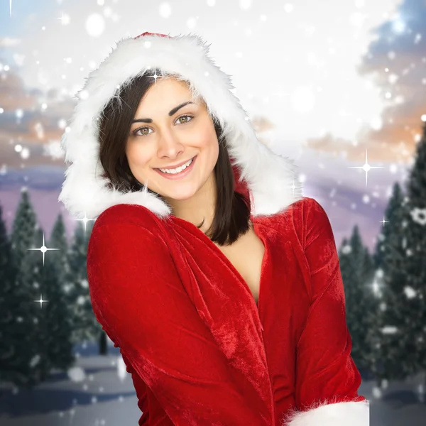 Söt flicka leende i santa outfit — Stockfoto
