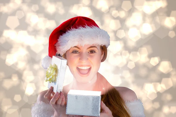 Sexy holka v kostýmu santa otevření dar — Stock fotografie