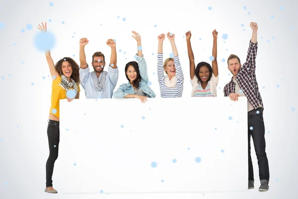 Freunde zeigen großes Plakat — Stockfoto