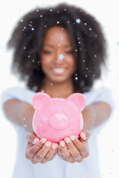 Roze piggy bank gehouden door een vrouw — Stockfoto