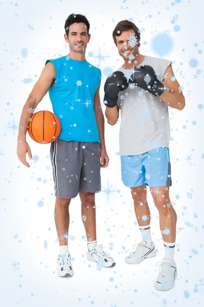 Dos hombres en forma con guantes de boxeo y baloncesto —  Fotos de Stock