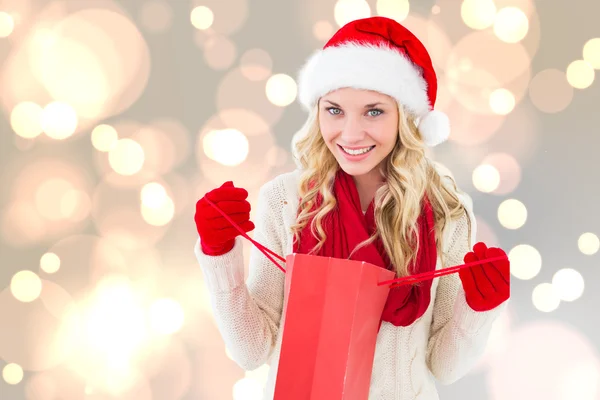 Feliz rubia festiva con bolsa de compras — Foto de Stock