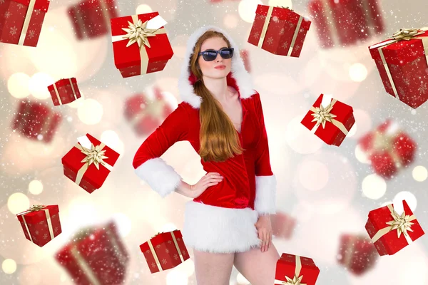 Bileşik görüntü güneş gözlüğü takan serin Noel Baba kız — Stok fotoğraf