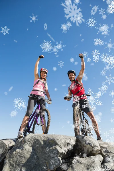 Вмістити пару велосипедистів підбадьорювати на вершині — стокове фото