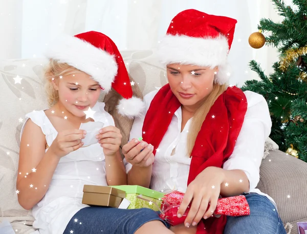 Mujer en el día de Navidad con hija —  Fotos de Stock