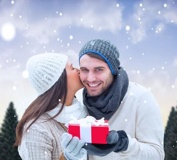 Winter couple holding gift — Stock Photo, Image