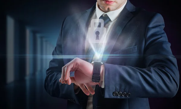 Zakenman met hologram horloge — Stockfoto