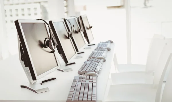 Call Center Computer Und Headsets Einer Reihe — Stockfoto