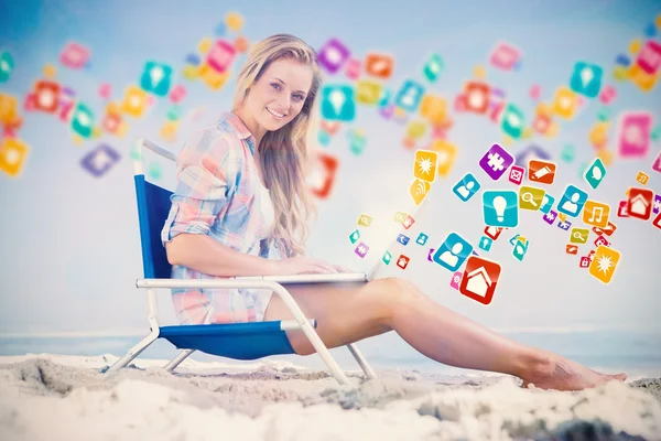 Blondine am Strand mit Laptop — Stockfoto