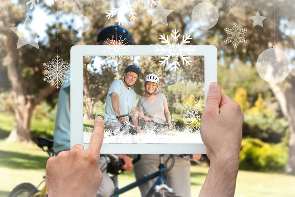 Bejaarde echtpaar met hun fietsen — Stockfoto