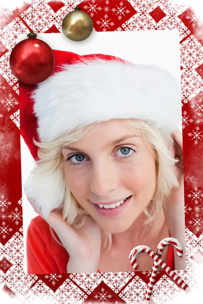 Junge blonde Frau zieht den Weihnachtsmann an — Stockfoto