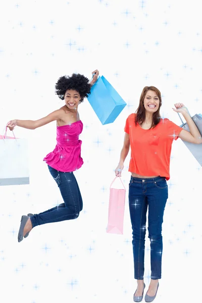 Adolescente pulando com seus sacos de compras — Fotografia de Stock