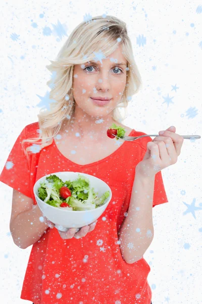 Jovem loira comendo uma salada de legumes — Fotografia de Stock