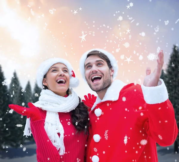 Festlig par mot snöiga landskap — Stockfoto