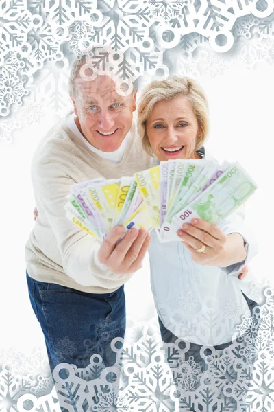 Glückliches älteres Paar lächelt vor laufender Kamera — Stockfoto