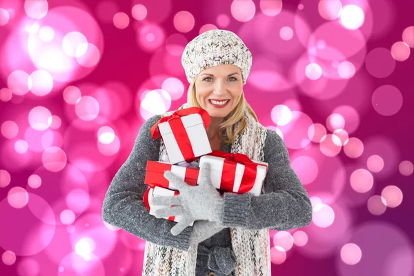 Blonde met geschenken — Stockfoto