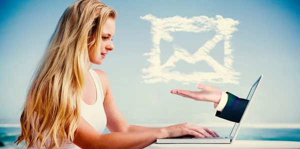 Blondynka za pomocą swojego laptopa na plaży — Zdjęcie stockowe