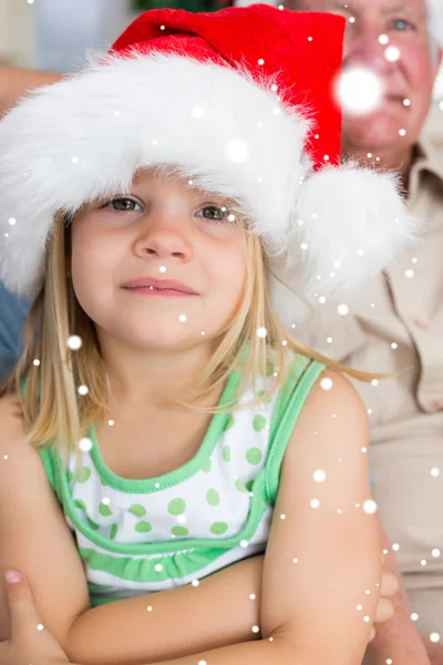 Ragazza che indossa il cappello di Babbo Natale a casa — Foto Stock