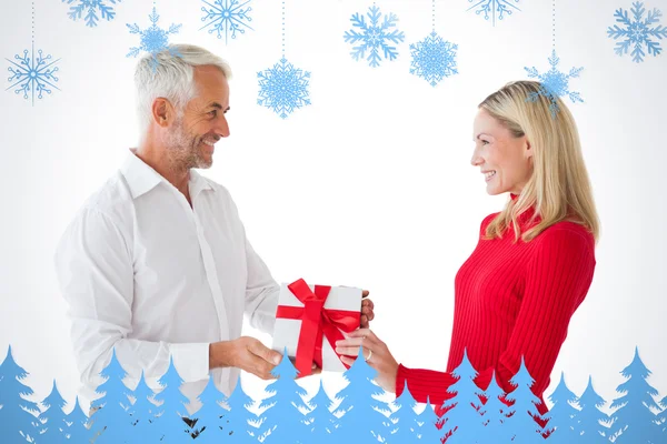 Lächelndes Paar mit Geschenk — Stockfoto