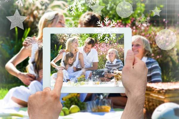 Familie spielt zusammen beim Picknick — Stockfoto