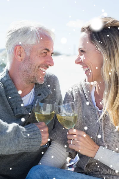 Pareja disfrutando del vino blanco en el picnic —  Fotos de Stock