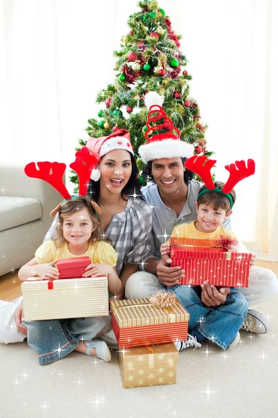 Família feliz abrindo presentes de Natal — Fotografia de Stock