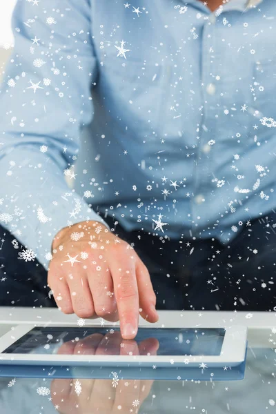 Hombre usando tableta — Foto de Stock