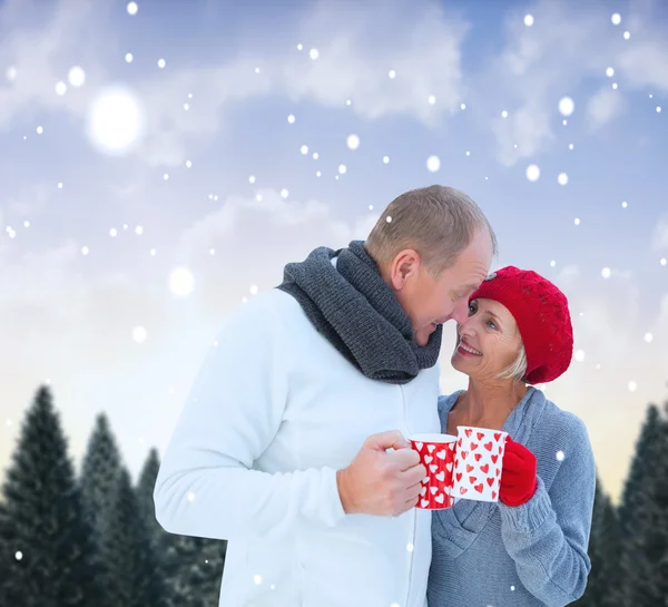 Älteres Paar hält Tassen in der Hand — Stockfoto