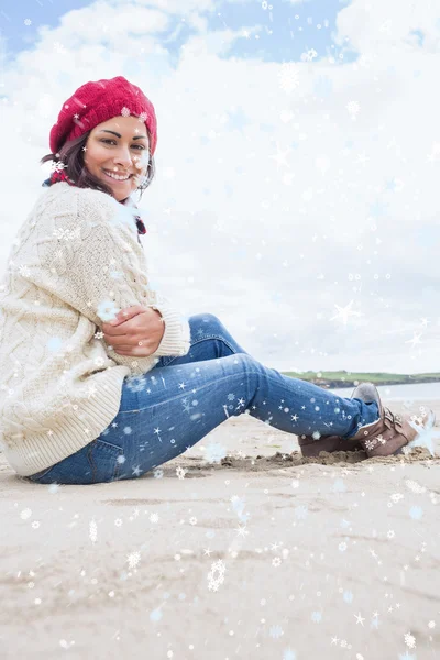 Femme souriante dans des vêtements chauds élégants — Photo