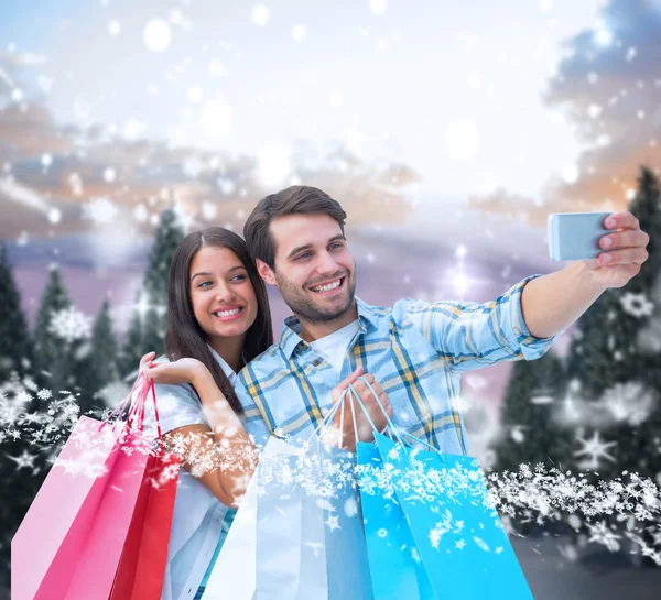 Pareja feliz tomando una selfie —  Fotos de Stock