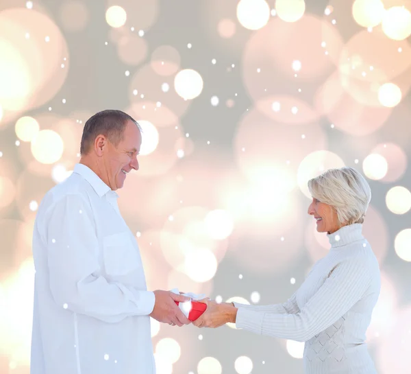 Pareja intercambiando regalos —  Fotos de Stock