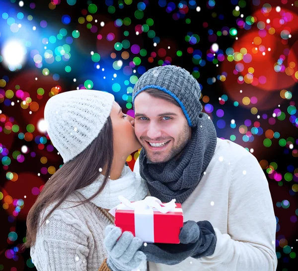 Winterpaar mit Geschenk — Stockfoto