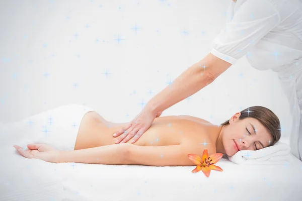 Mulher recebendo massagem nas costas — Fotografia de Stock