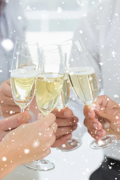 Tostatura mani con champagne — Foto Stock