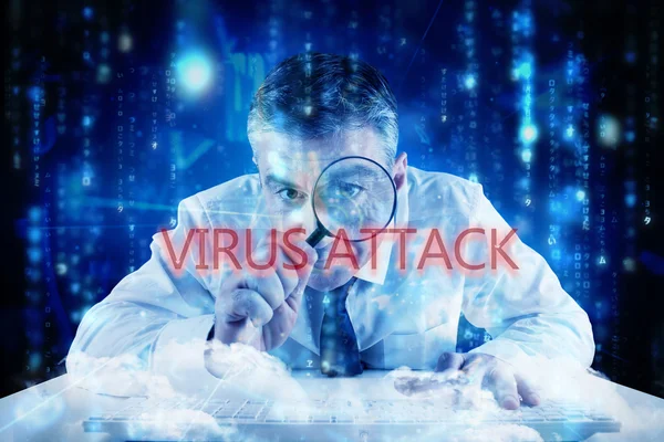 Ataque de vírus palavra e empresário maduro — Fotografia de Stock